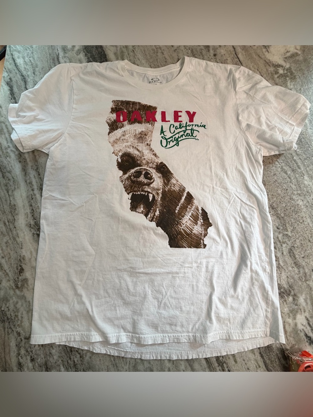 White Oakley "a California original" T-shirt Men:XXL. OG. Authentic. State Bear